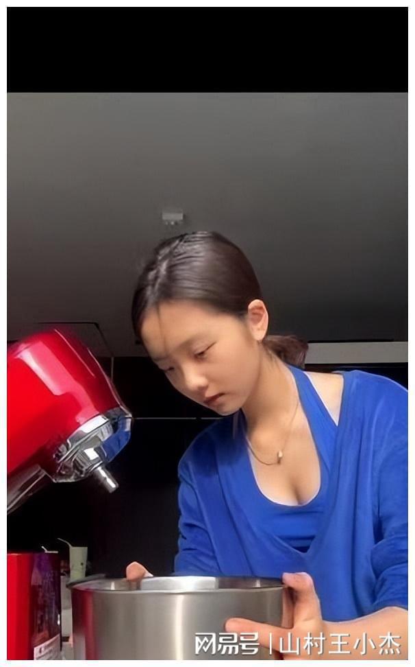 女儿魔鬼身材大秀厨艺网友：好大啊！j9九游会入口黄多多不愧是黄磊的(图3)