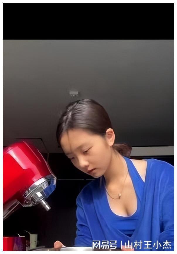 女儿魔鬼身材大秀厨艺网友：好大啊！j9九游会入口黄多多不愧是黄磊的(图5)
