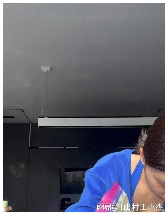 女儿魔鬼身材大秀厨艺网友：好大啊！j9九游会入口黄多多不愧是黄磊的(图4)