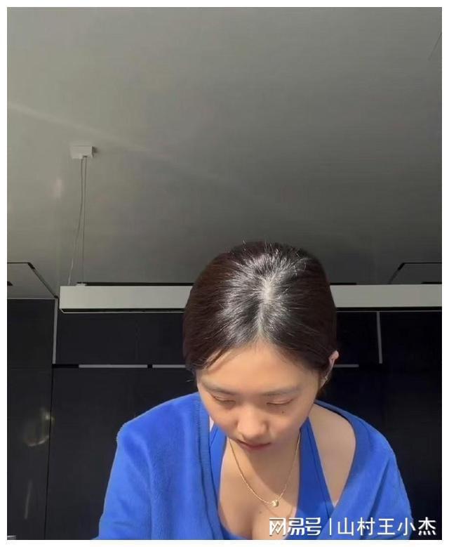 女儿魔鬼身材大秀厨艺网友：好大啊！j9九游会入口黄多多不愧是黄磊的(图7)
