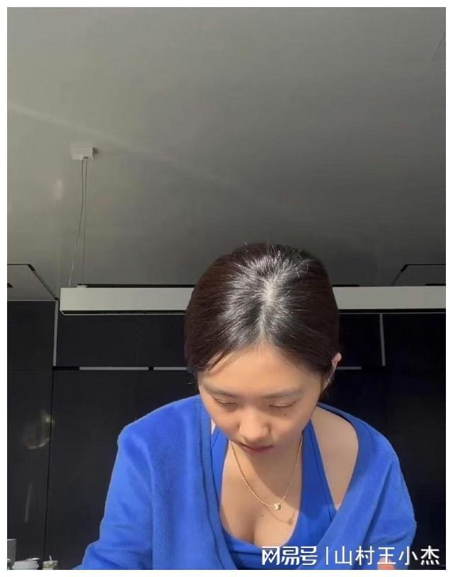 女儿魔鬼身材大秀厨艺网友：好大啊！j9九游会入口黄多多不愧是黄磊的(图8)