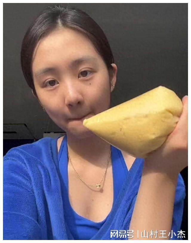 女儿魔鬼身材大秀厨艺网友：好大啊！j9九游会入口黄多多不愧是黄磊的(图6)