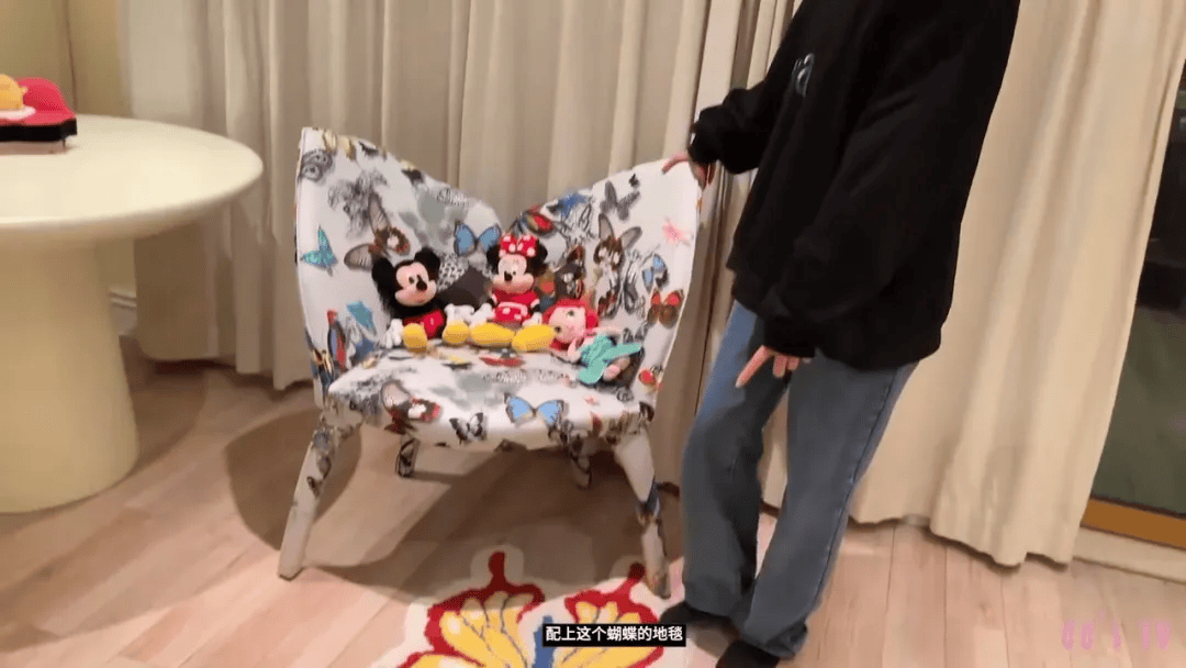 宅曝光：全屋乱糟糟却美上了热搜！九游会网址是多少宋妍霏上海独居豪(图6)
