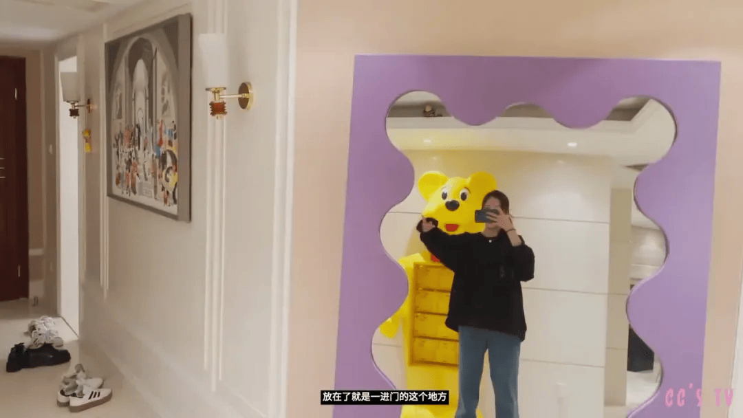 宅曝光：全屋乱糟糟却美上了热搜！九游会网址是多少宋妍霏上海独居豪(图2)