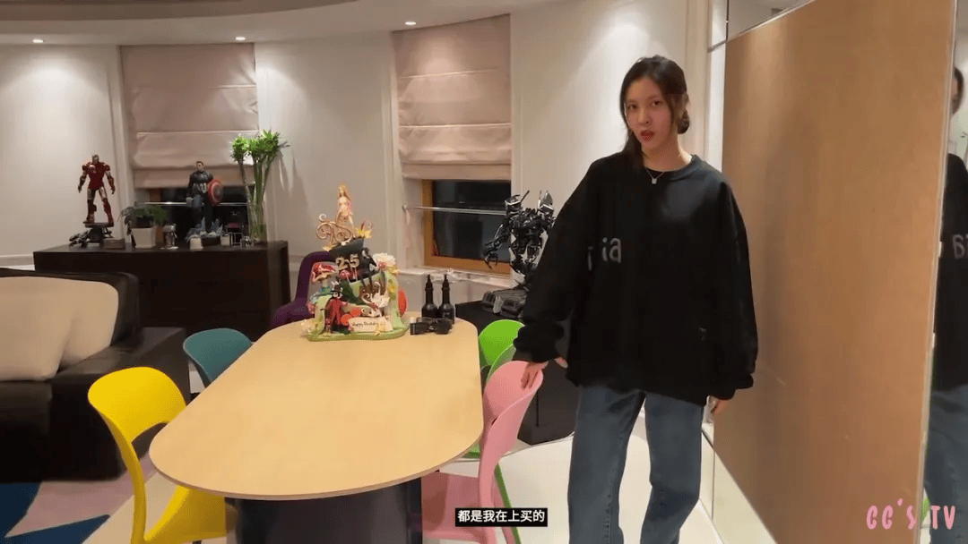 宅曝光：全屋乱糟糟却美上了热搜！九游会网址是多少宋妍霏上海独居豪(图3)