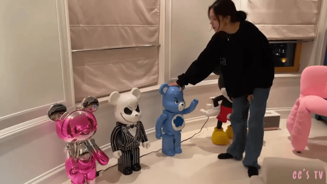宅曝光：全屋乱糟糟却美上了热搜！九游会网址是多少宋妍霏上海独居豪(图4)