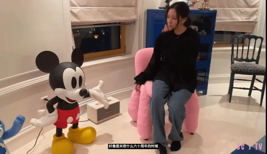 宅曝光：全屋乱糟糟却美上了热搜！九游会网址是多少宋妍霏上海独居豪(图7)