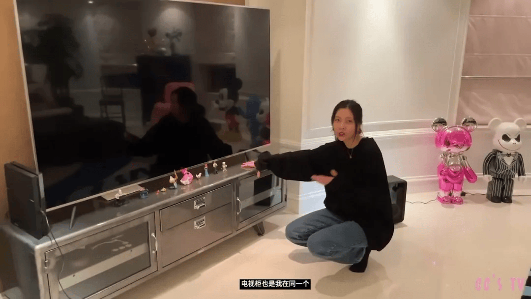 宅曝光：全屋乱糟糟却美上了热搜！九游会网址是多少宋妍霏上海独居豪(图10)
