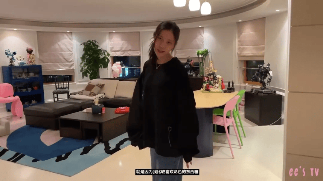 宅曝光：全屋乱糟糟却美上了热搜！九游会网址是多少宋妍霏上海独居豪(图11)