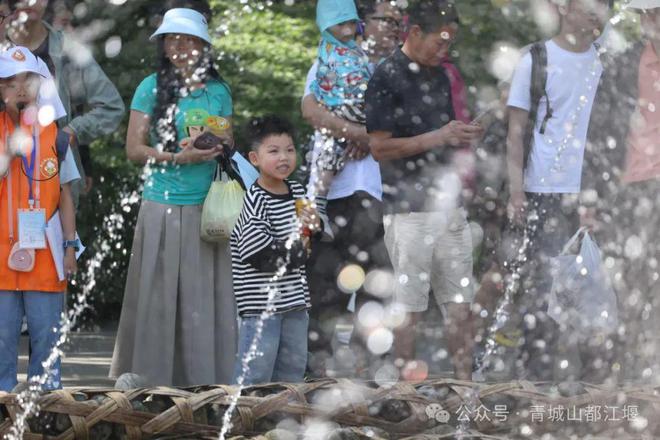 都江堰太火爆NPC白娘子被求合影到宕机j9国际站登录顶流实锤！这个五一青城山(图4)