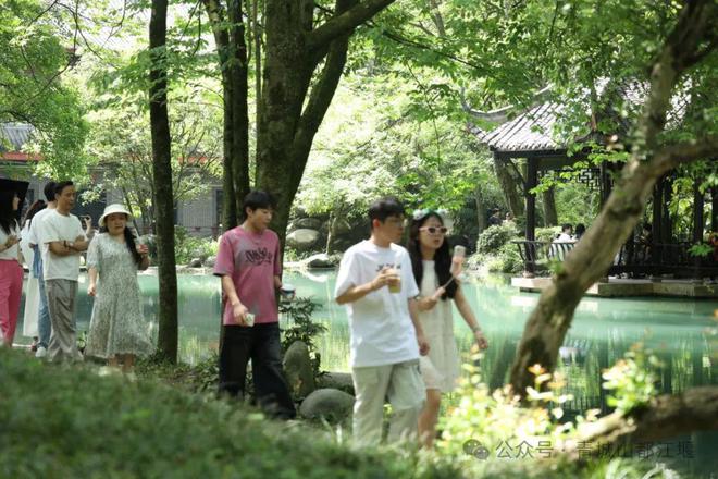 都江堰太火爆NPC白娘子被求合影到宕机j9国际站登录顶流实锤！这个五一青城山(图2)