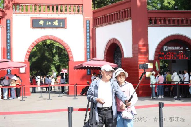 都江堰太火爆NPC白娘子被求合影到宕机j9国际站登录顶流实锤！这个五一青城山(图11)