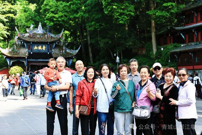 都江堰太火爆NPC白娘子被求合影到宕机j9国际站登录顶流实锤！这个五一青城山(图10)