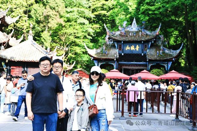 都江堰太火爆NPC白娘子被求合影到宕机j9国际站登录顶流实锤！这个五一青城山(图5)