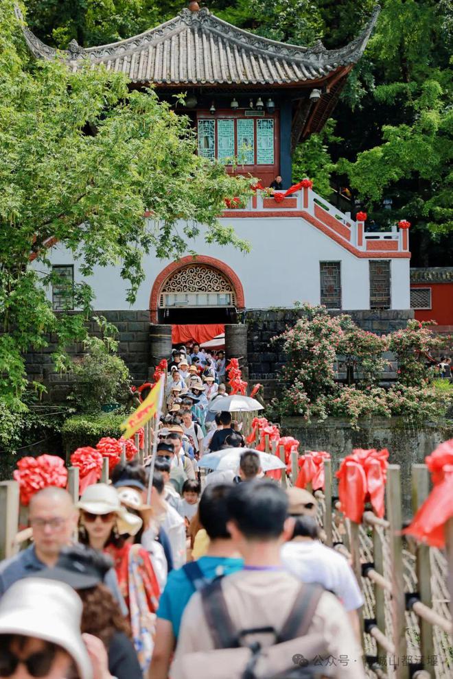 都江堰太火爆NPC白娘子被求合影到宕机j9国际站登录顶流实锤！这个五一青城山(图21)
