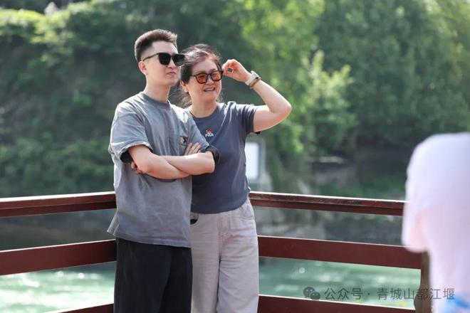 都江堰太火爆NPC白娘子被求合影到宕机j9国际站登录顶流实锤！这个五一青城山(图25)