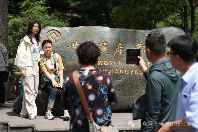 都江堰太火爆NPC白娘子被求合影到宕机j9国际站登录顶流实锤！这个五一青城山(图18)