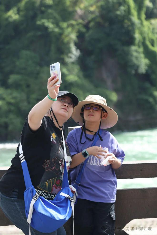 都江堰太火爆NPC白娘子被求合影到宕机j9国际站登录顶流实锤！这个五一青城山(图24)